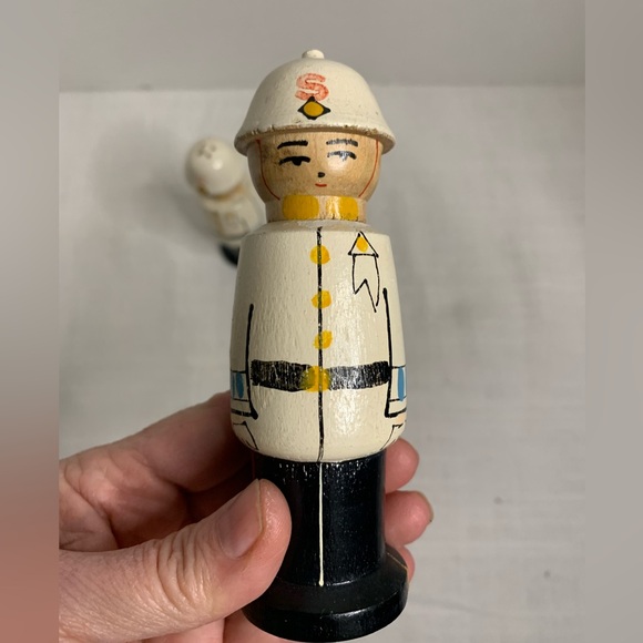 VINTAGE| Wooden Salt and Pepper Shakers - Picture 5 of 12